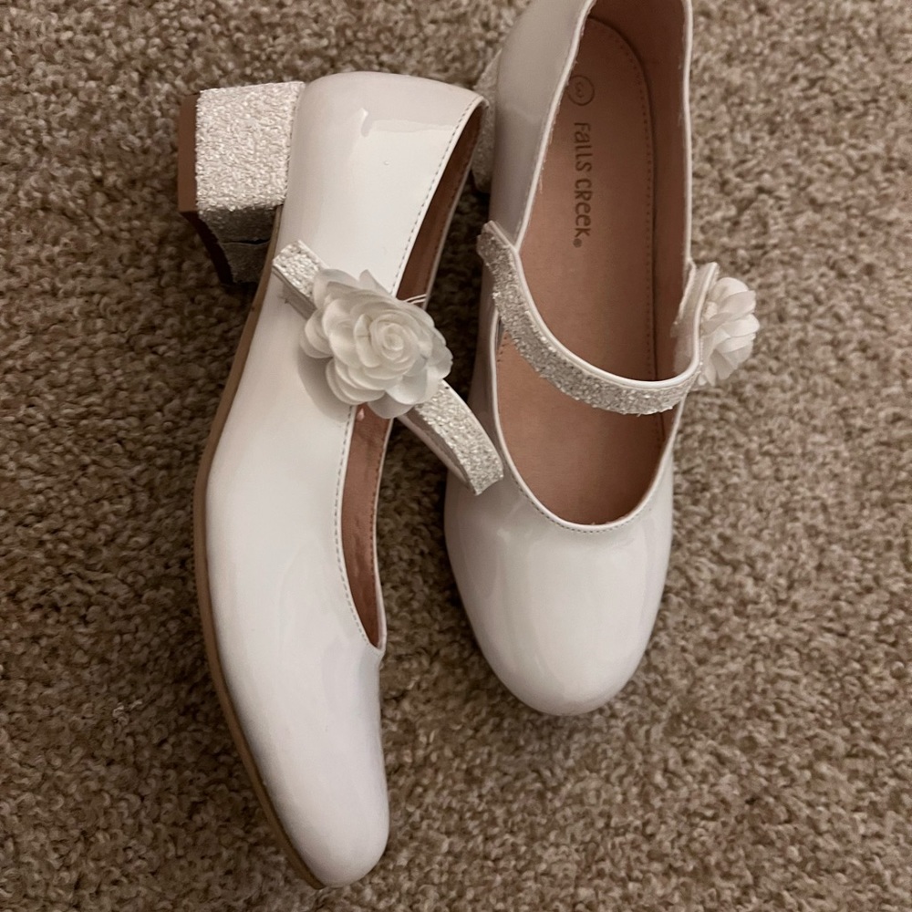 Girls dress shoes size 3 in white. Worn once for an hour. Excellent condition.